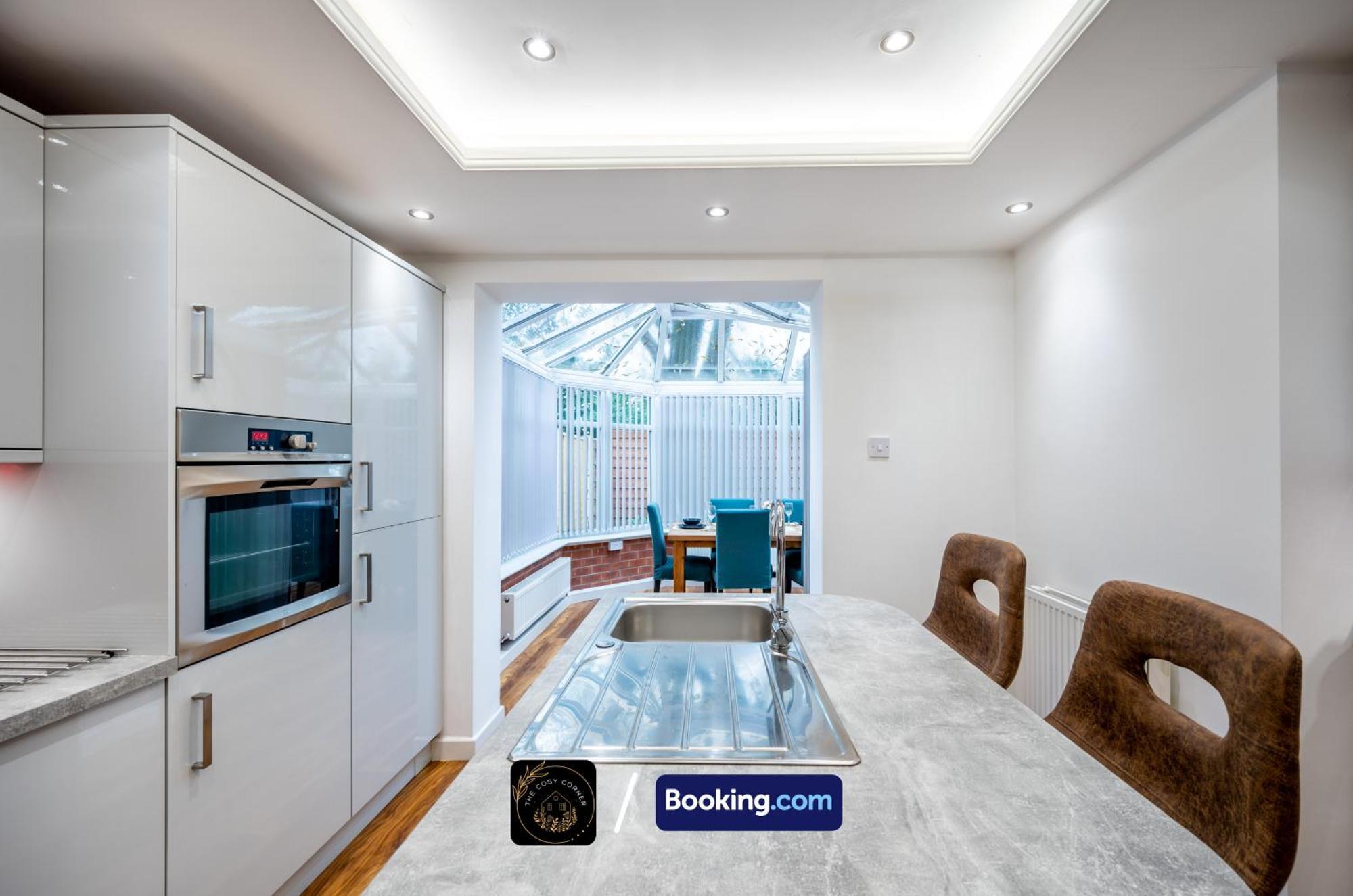 Cosy 3-Bed House, Garden & Free Parking In Stretford Apartamento Manchester Exterior foto