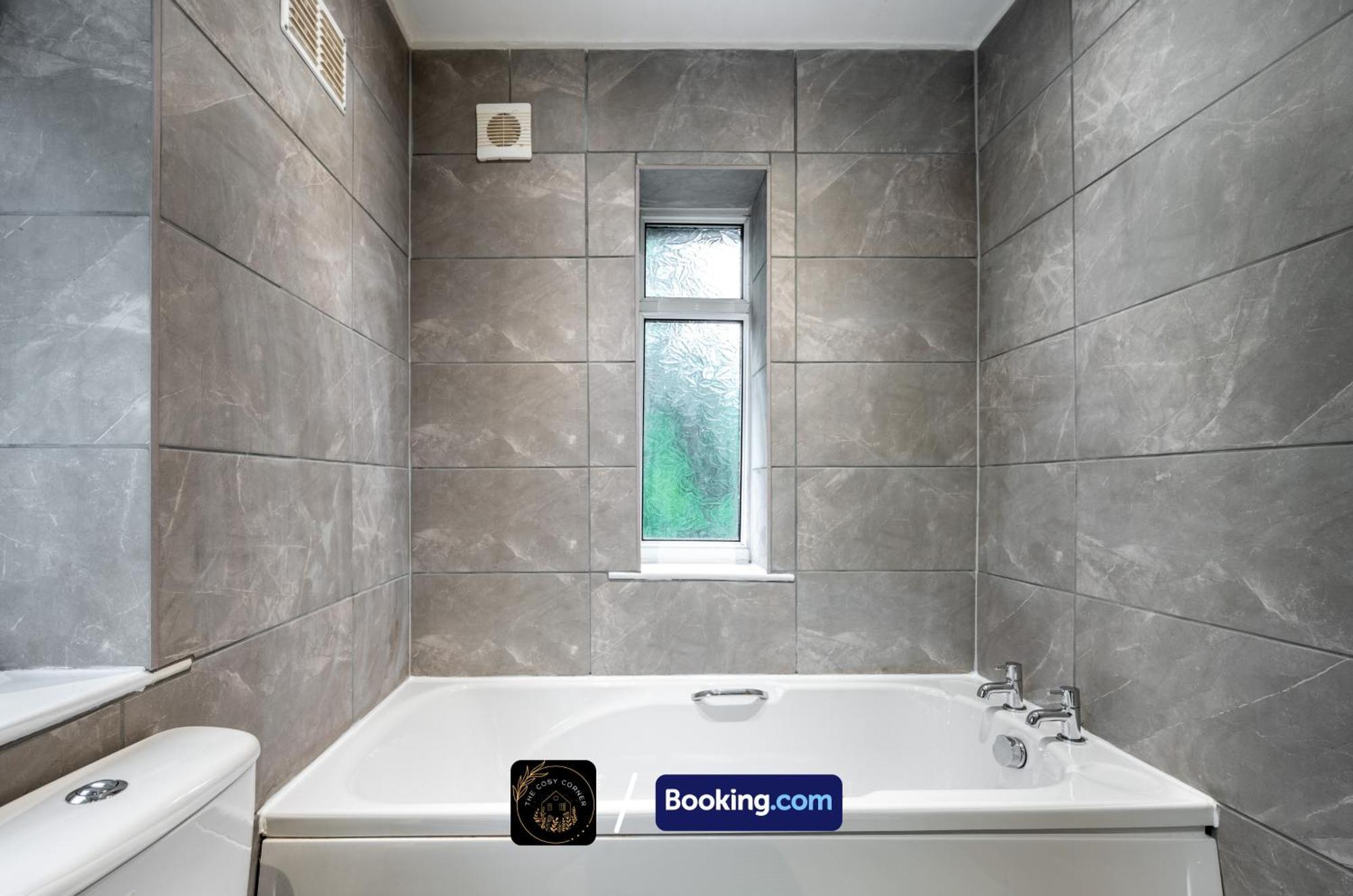 Cosy 3-Bed House, Garden & Free Parking In Stretford Apartamento Manchester Exterior foto