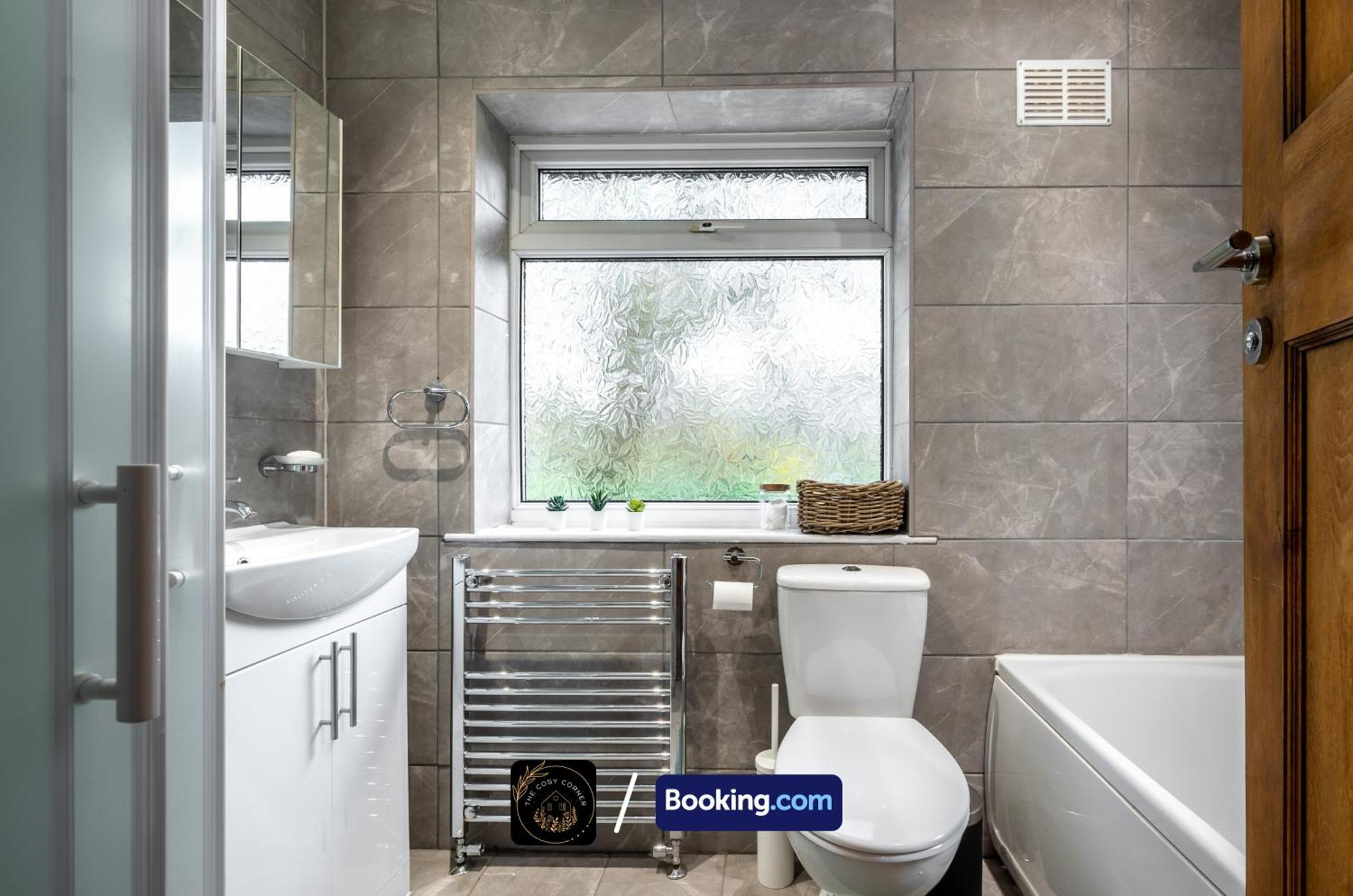 Cosy 3-Bed House, Garden & Free Parking In Stretford Apartamento Manchester Exterior foto